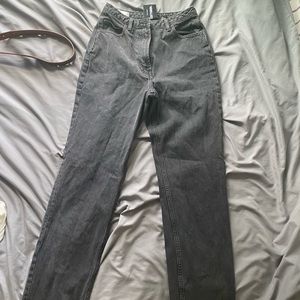 BLACK HIGHWAISTED MOM JEANS